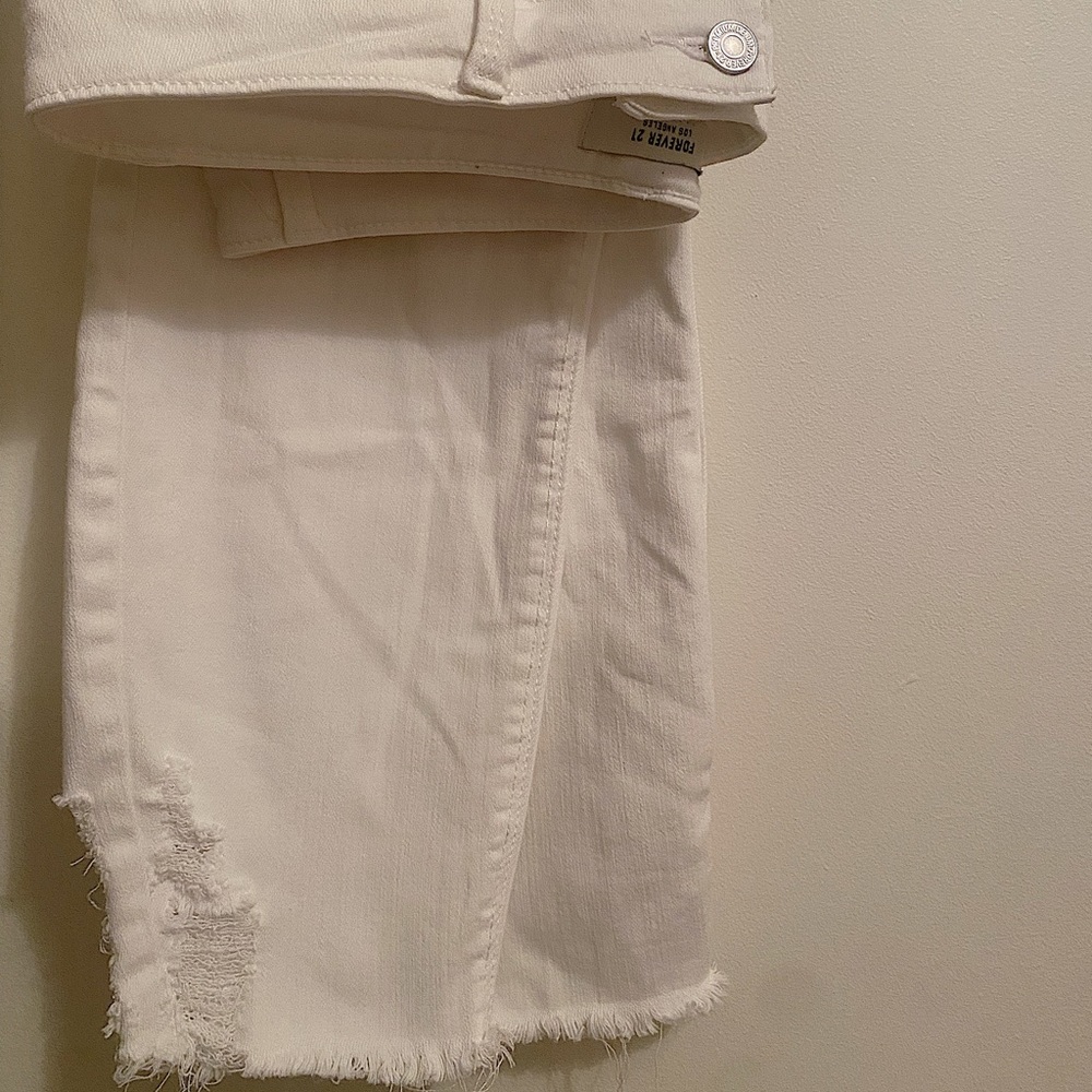 Forever 21 white skinny jeans!! 💌